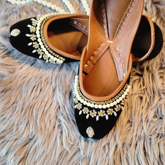 NWT Handmade velvet Zari embroidery rhinestones faux pearl khussa/ Punjabi jutti - Picture 5 of 9